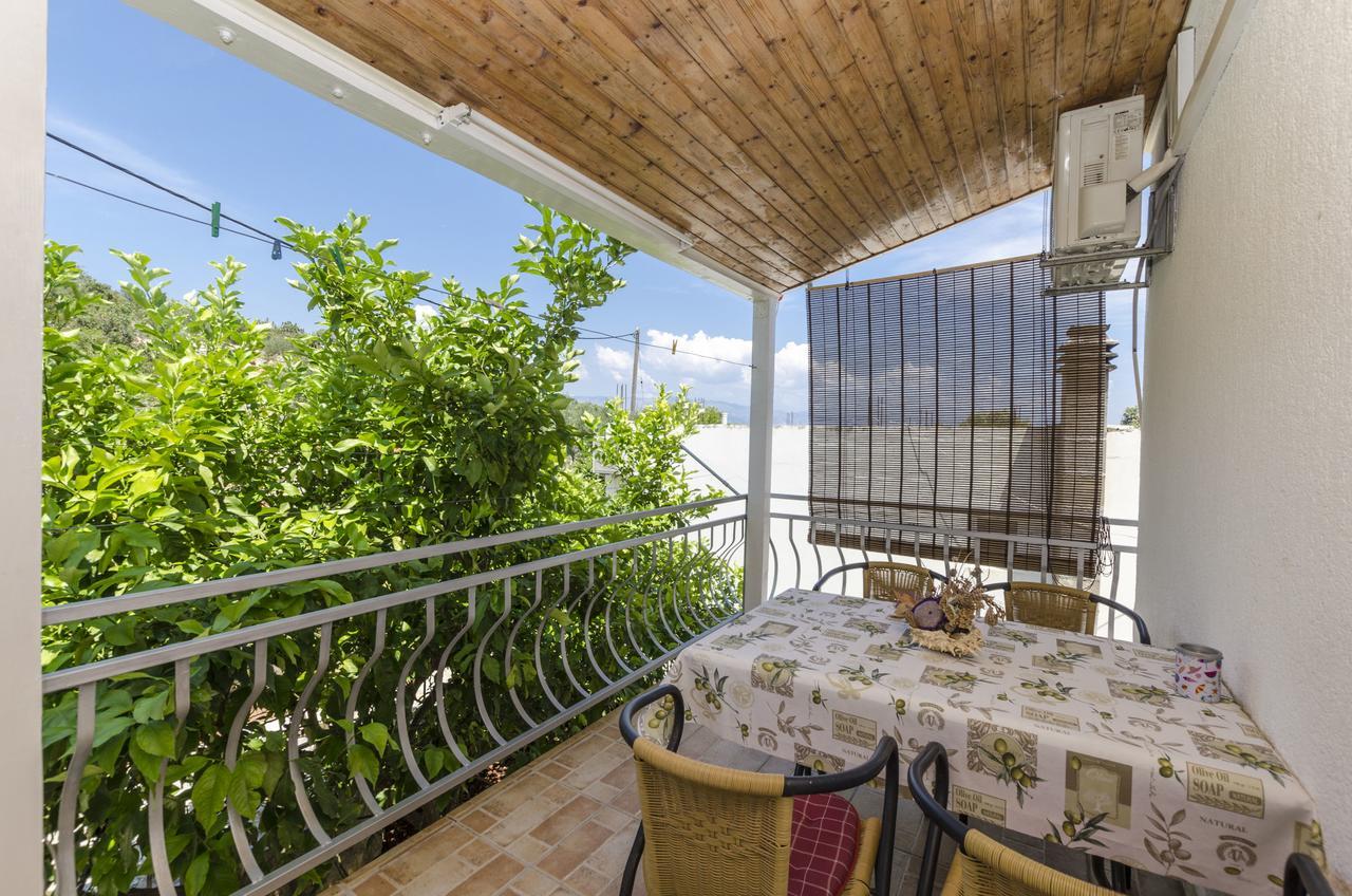 Apartments Dinko Gdinj Exterior photo